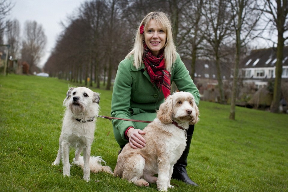 Dierentolk Ineke van Lier met haar twee honden Ollie (links) en Bingo United Photos / Bart van Vliet