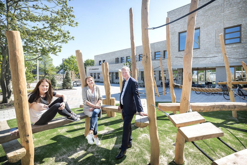 Directeuren Fiona Troupin en Juia Weytingh met schoolbestuurder Pieter Cornelissen op het schoolplein voor het nieuwe gebouw.
