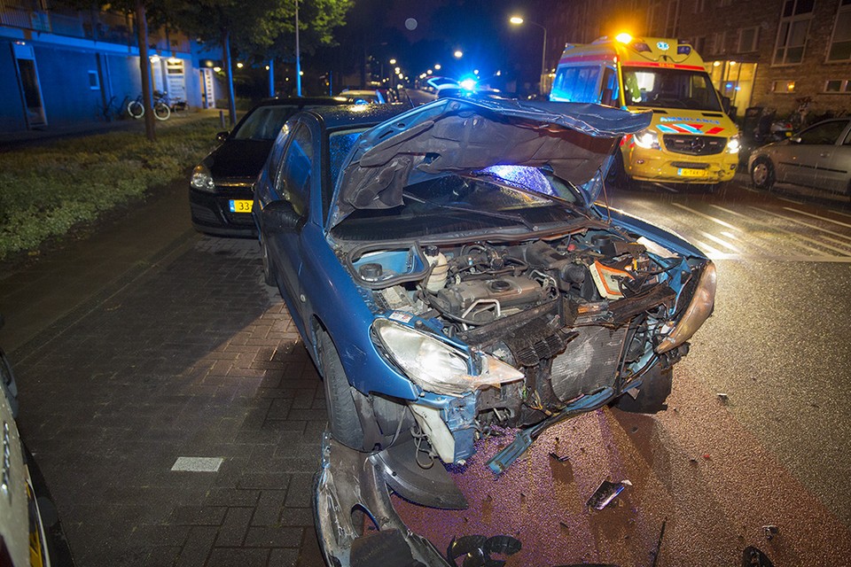Twee vrouwen gewond bij ongeval Engelandlaan Haarlem. Foto: Michel van Bergen