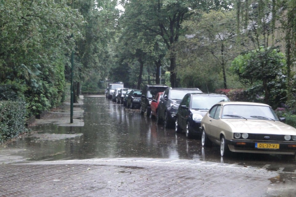 Wateroverlast in de Parklaan in Eemnes. Foto in gestuurd door: Max Haringman