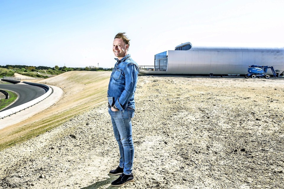 Zo’n desolate foto van circuitdirecteur Robert van Overdijk een week voor de originele datum van de Dutch Grand Prix, dat kan alleen in coronatijd.