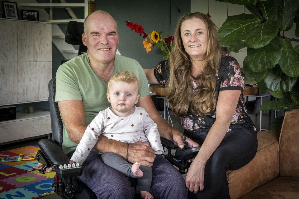 ALS-patiënt Richard van Dam, zijn vrouw Nienke en hun dochtertje Fay wachten een onzekere toekomst.