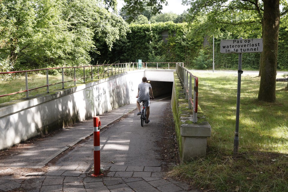 De fietstunnel aan het einde van de Houtweg wordt gerenoveerd.