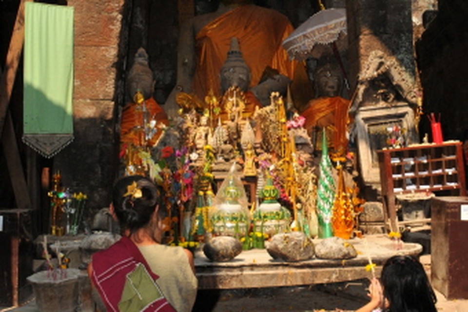Bij Boeddhabeelden wordt devoot gebeden.  (Foto Jaap van Splunter)