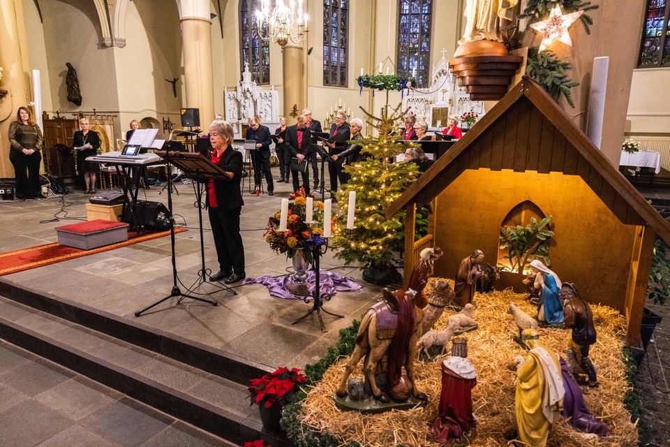 Het kerstkoor zing in de St. Pancratiuskerk