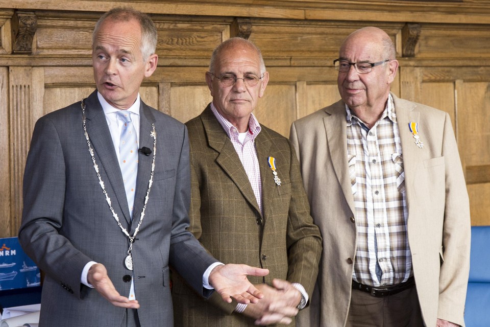 De Zandvoortse burgemeester Niek Meijer met gedecoreerden Reijmers en Versteege.