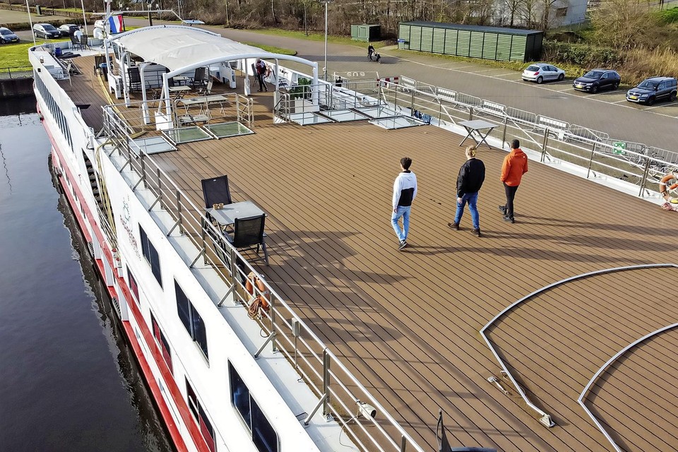 De hotelboot voor vluchtelingen op zijn huidige ligplaats in Huizen.