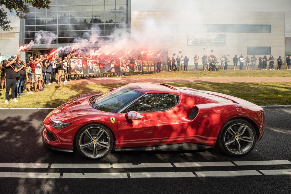 Deze Ferrari reed mee in de stoet.