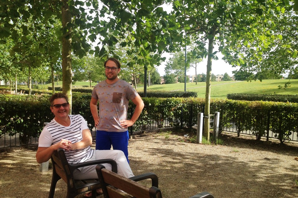 Huub Kloppenburg en Marcel Klomp van ’In het Zomerpark’ zijn nu al enthousiast over de nieuwe leef- en beweegtuin.