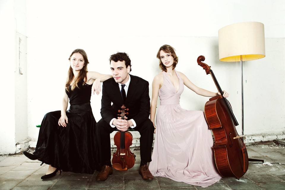 Het Delta Piano Trio bestaat uit violist Gerard Spronk, celliste Irene Enzlin en pianiste Vera Kooper.