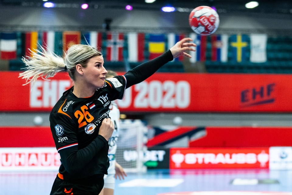 Angela Malestein in actie tegen Hongarije tijdens de derde groepswedstrijd van het EK handbal.