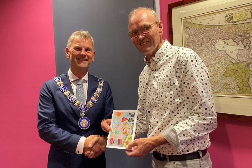Jan van der Geest, een neef van de heldhaftige Wim van der Geest, overhandigt het boekje over de in Beverwijk geboren verzetsman aan burgemeester Martijn Smit.