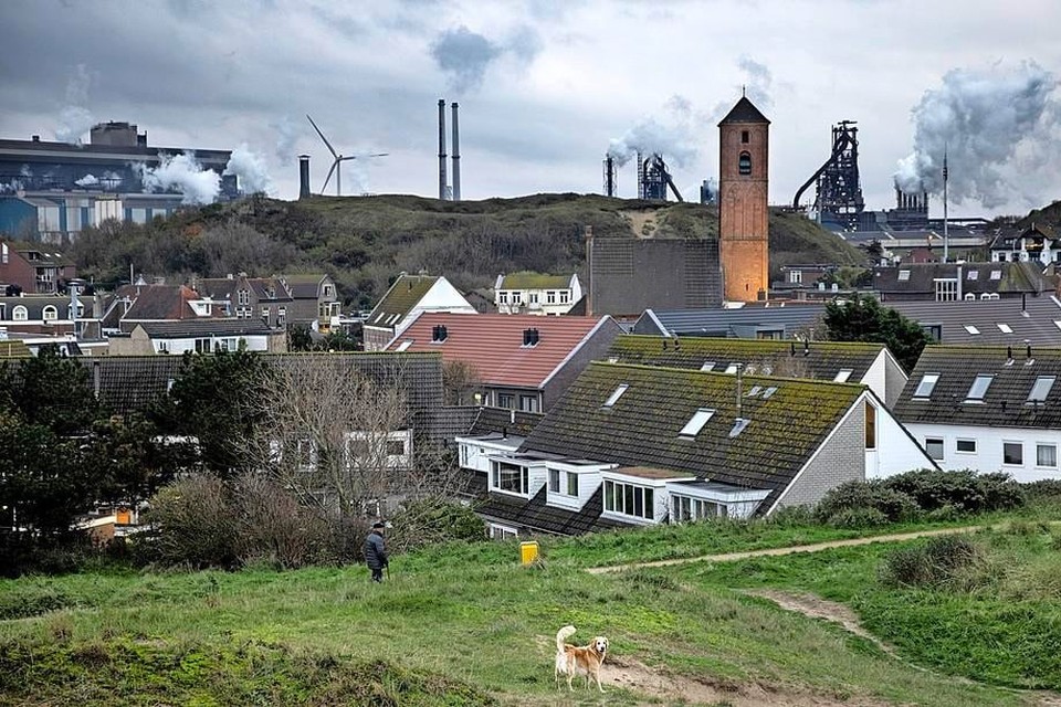 Wijk aan Zee, met op de achtergrond Tata Steel Nederland.