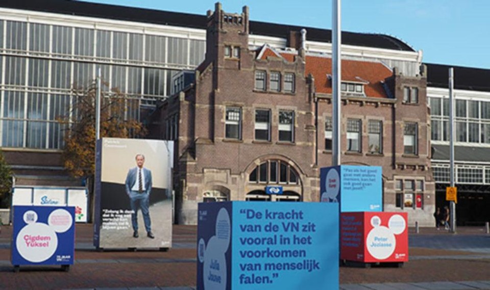 Voor het station van Haarlem staat tot eind november een openlucht expositie.