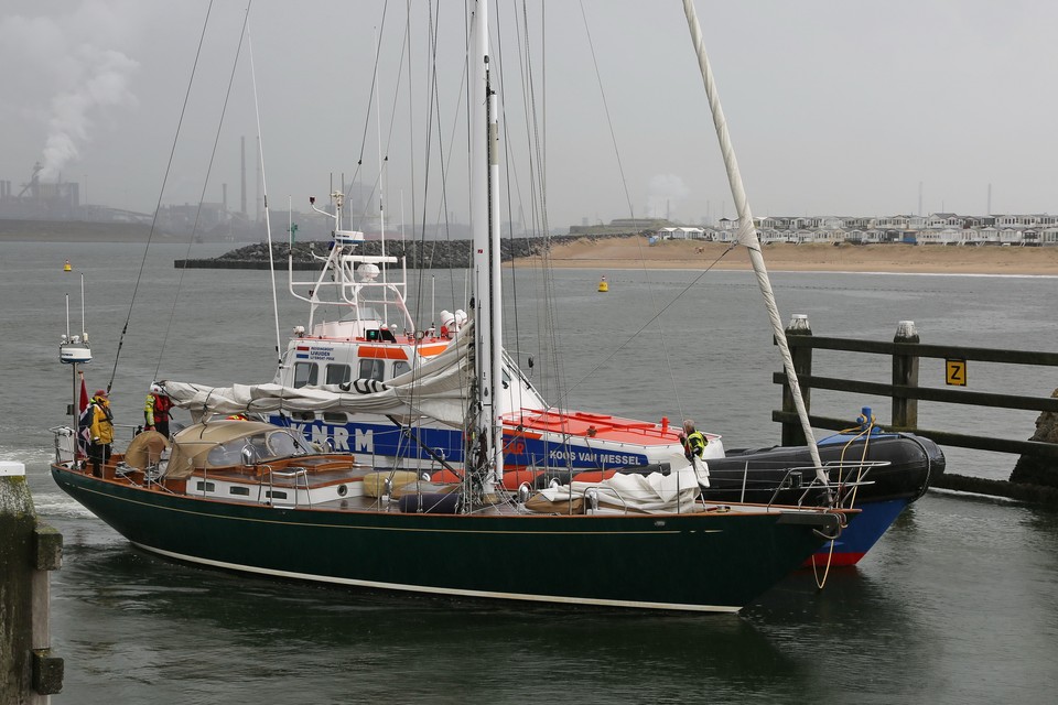 Zeiljacht Jenny wordt Marina Seaport binnengebracht. Foto Ko van Leeuwen
