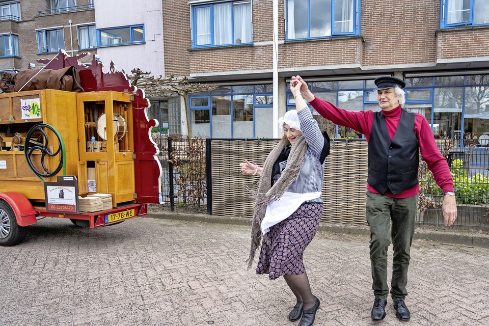 Hetty Vaerewijck en haar man zwieren erop los op de stoep van woonzorgcentrum De Heemhaven.