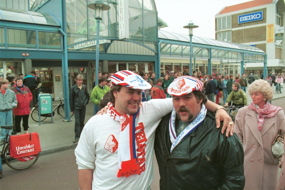 Supporters van Telstar wachten op de bus richting Kerkrade voor de halve finale van de KNVB Beker tegen Roda JC. op 31 maart 1992.