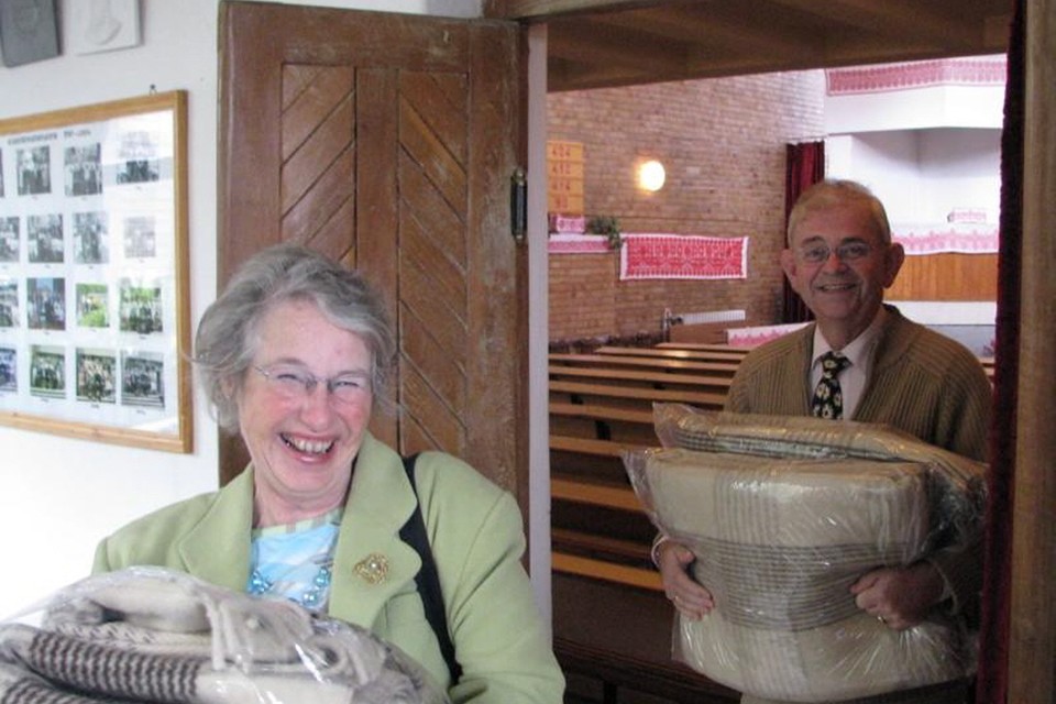 Het echtpaar Wim (69) en Margriet (63) van der Vooren uit Heemstede helpt al ruim 25 jaar arme mensen in Roemenië. Particuliere foto.