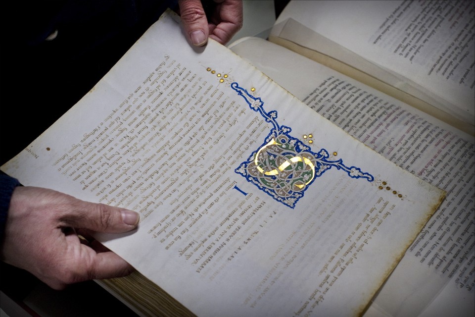 Middeleeuws document komt thuis bij Bibliotheek Haarlem. Foto  United Photos/Paul Vreeker
