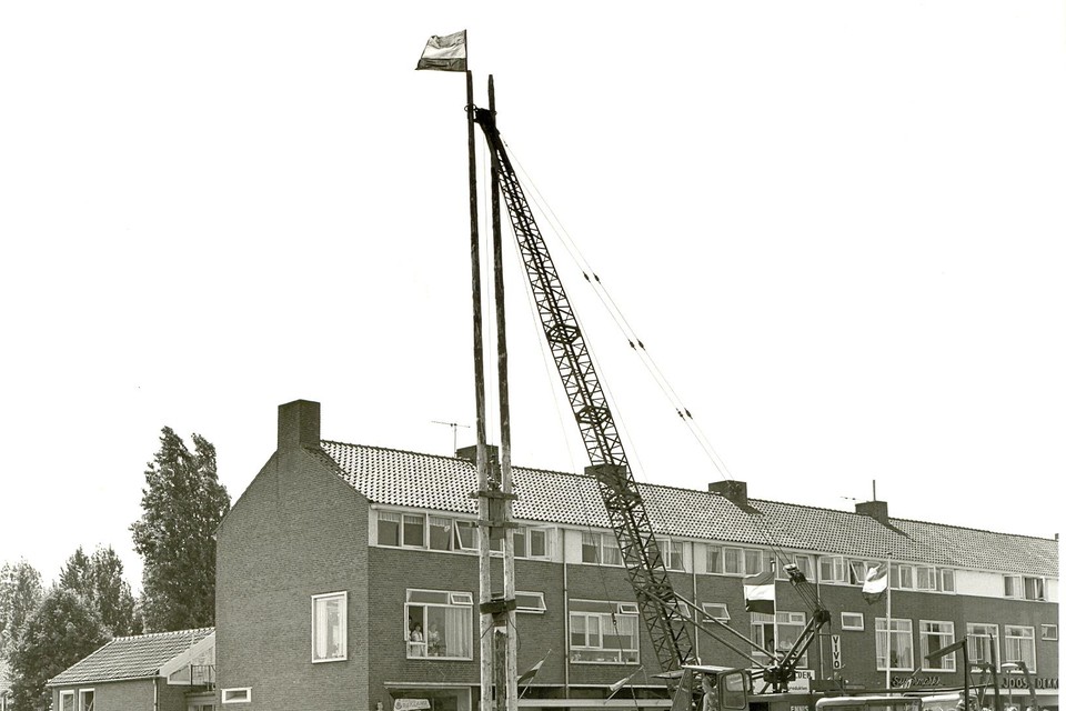 De eerste paal wordt geslagen voor het in 1971 opgeleverde dorpshuis De Reede in Rijsenhout.