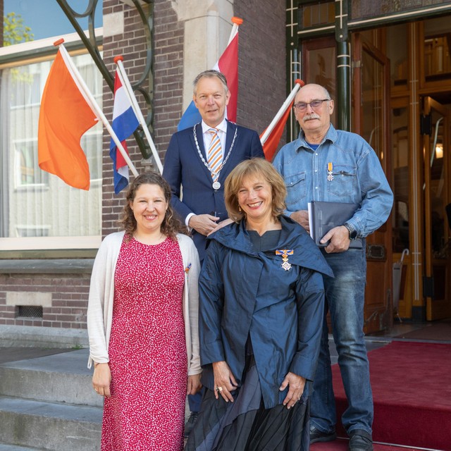De Baarnse gedecoreerden A.J.J. Besamusca, M.A. Mishra-Broekman en mevrouw dr. H.M. van den Berg met burgemeester Röell.