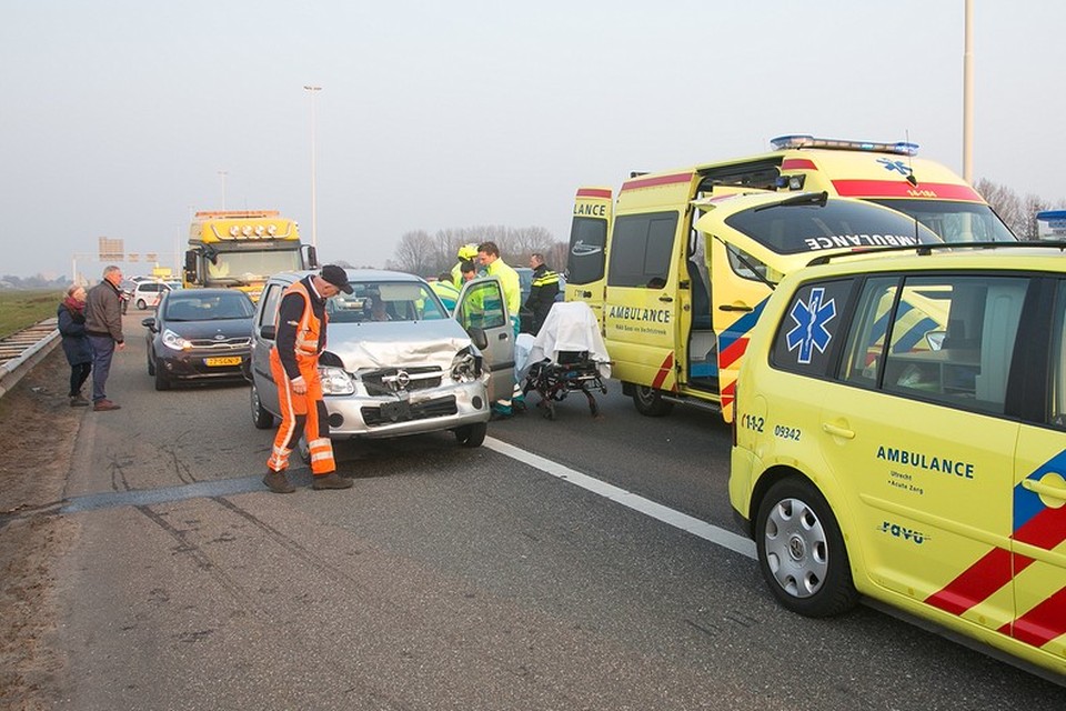 Twee gewonden bij kop-staartbotsing op A1 bij Baarn