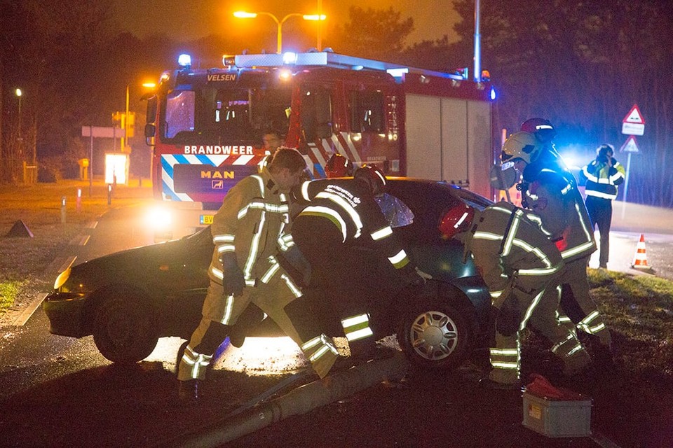 Automobiliste ramt lantaarnpaal op Waterloolaan in Driehuis. Foto Michel van Bergen