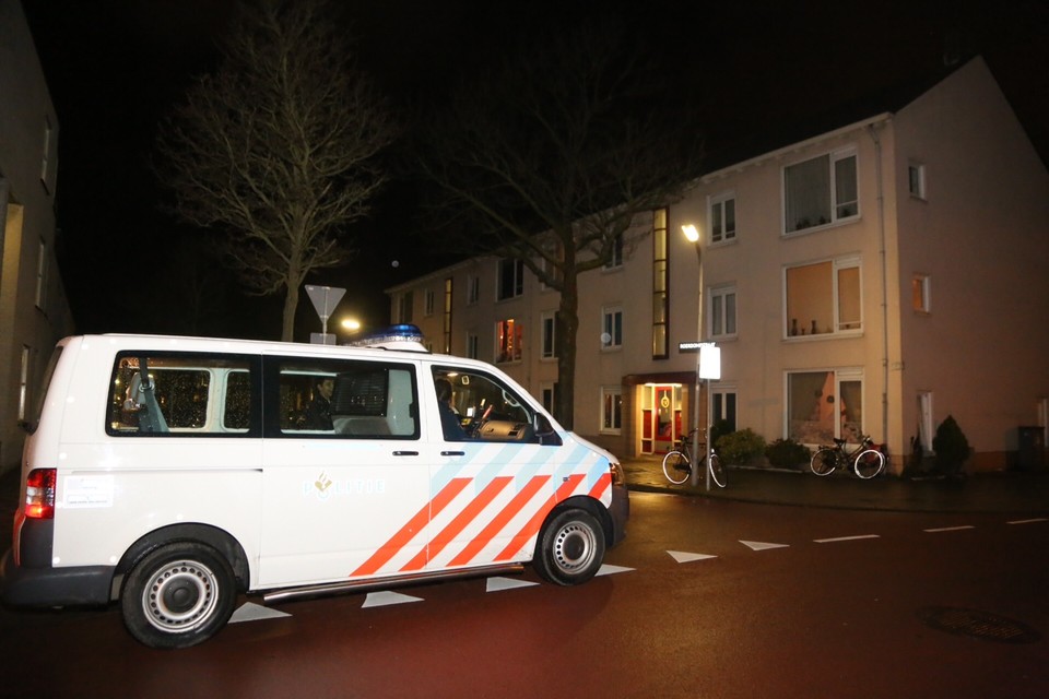 Politiehelikopter speurt naar inbrekers in Haarlem-Noord. Foto Michel van Bergen