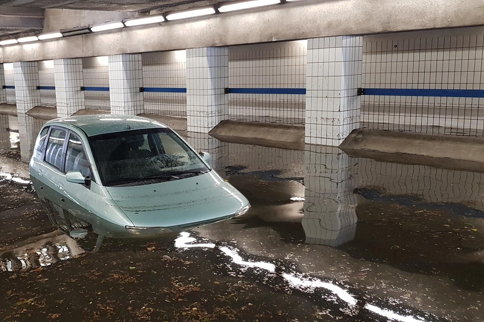 In de Beatrixtunnel in Hilversum werd een vrouw door omstanders uit haar auto gered nadat de tunnel vol liep met water.
