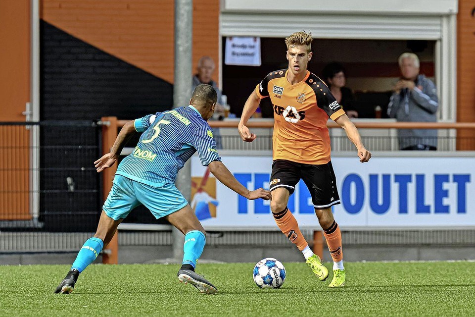 Roy Tol probeert tegenstander Bradley Martis van Jong Sparta te passeren tijdens de competitiewedstrijd in september 2020.