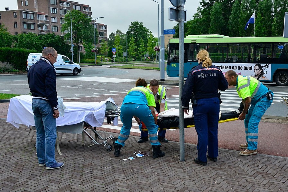Scooterrijdster gewond bij ongeluk in Hoofddorp. Foto Eric van Lieshout
