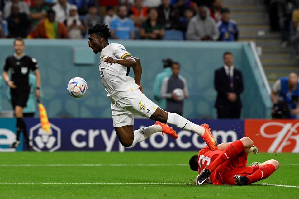 Tegen Uruguay wordt Kudus gevloerd, met een penalty voor Ghana tot gevolg.