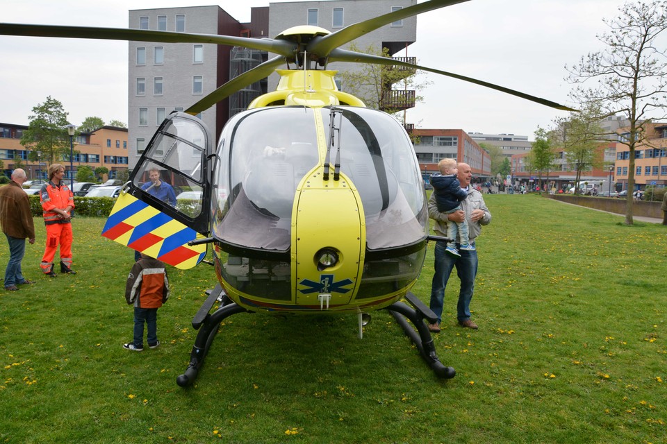 Vrouw valt van trap, traumahelikopter naar grasveld Seinstraat. Foto Fotomix.nl