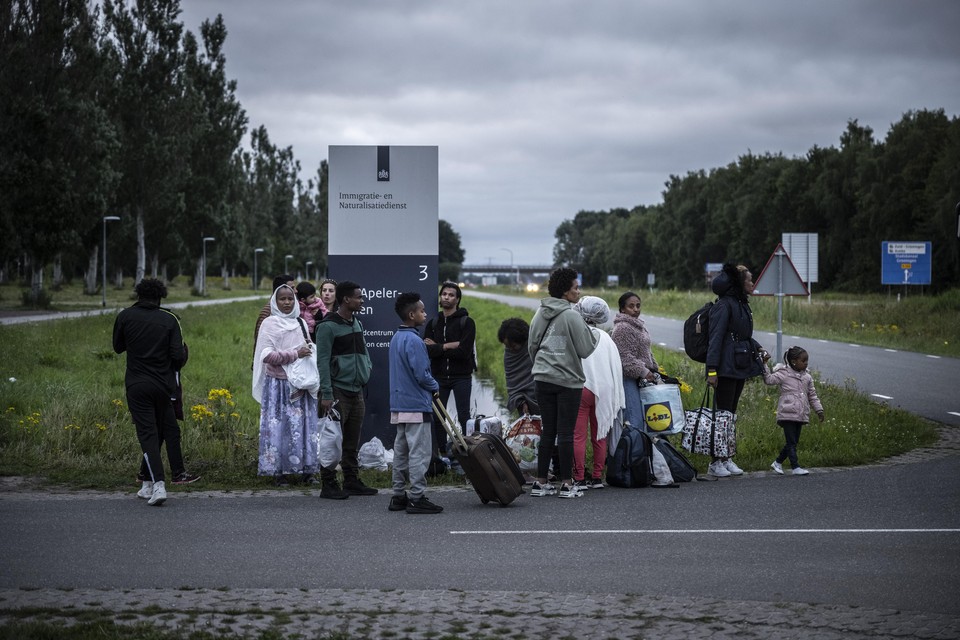 Vluchtelingen die niet heen en weer tussen noodopvang en Ter Apel wilden blijven pendelen, kozen er voor om de nacht buiten door te brengen.