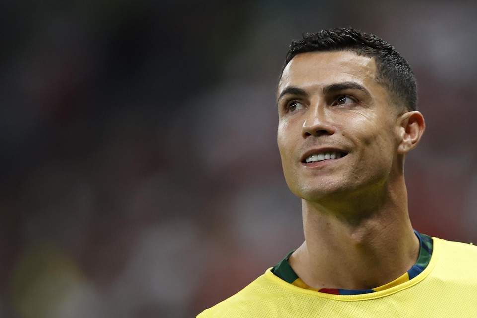 Cristiano Ronaldo als reserve langs de lijn tijdens Portugal-Zwitserland, dinsdagavond.