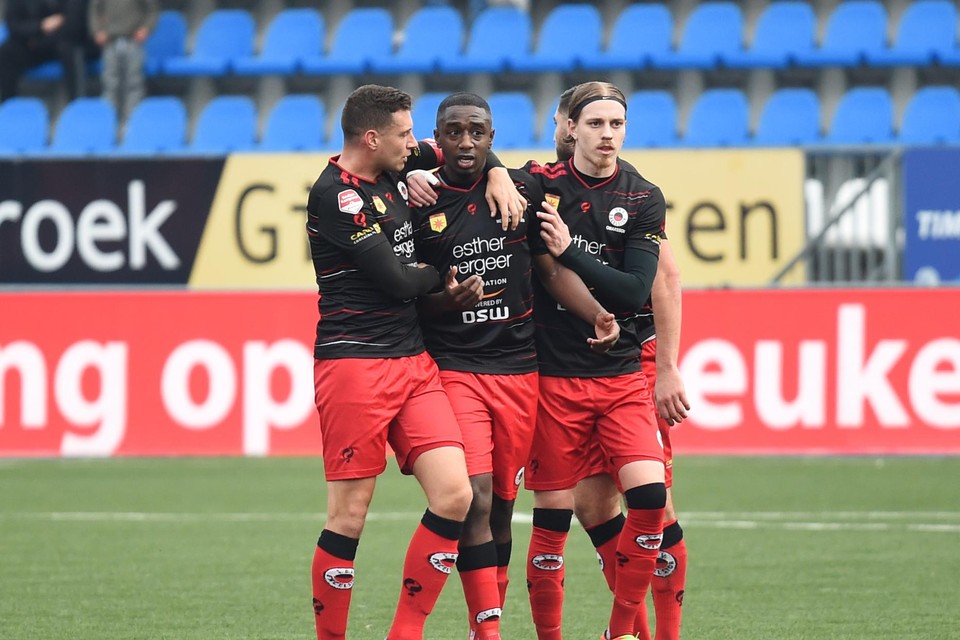 Een hevig ontgoochelde Excelsior-speler Ahmad Mendes Moreira (midden) wordt opgevangen door zijn ploeggenoten, tijdens de wedstrijd tegen FC Den Bosch.