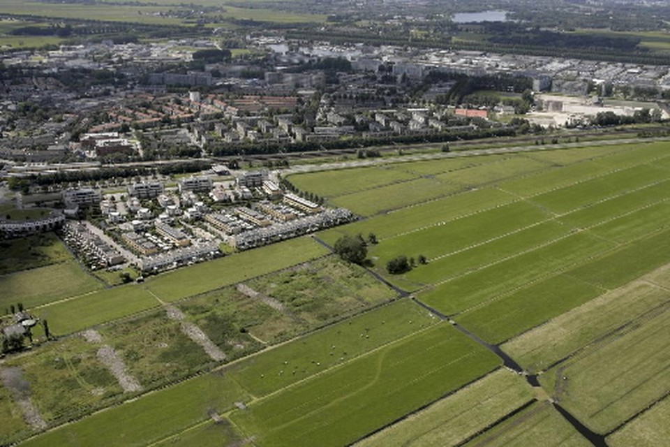 De Bloemendalerpolder in Weesp vanuit de lucht gezien. WSP wil stoppen met de ontwikkeling van het gebied, waar 3.000 woningen moeten komen. Archieffoto Studio Kastermans