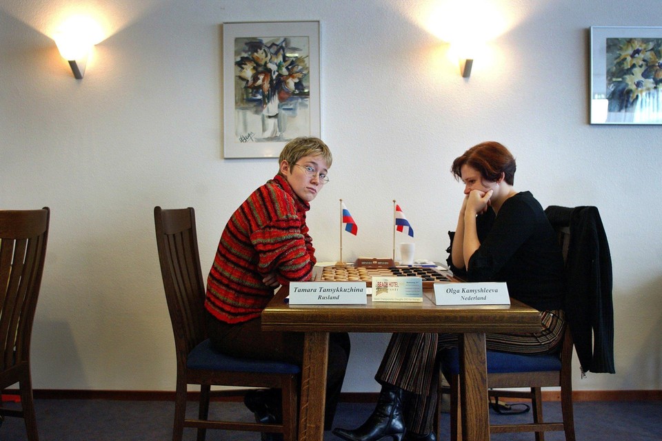 Kayshleeva (rechts) neem het op tegen Tanzykkoetsjina