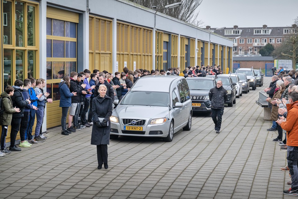 Begrafenisstoet met de kist van de 96-jarige conciërge Joop Scholts rijdt een ererondje op het plein van het Technisch College Velsen/Maritiem College.