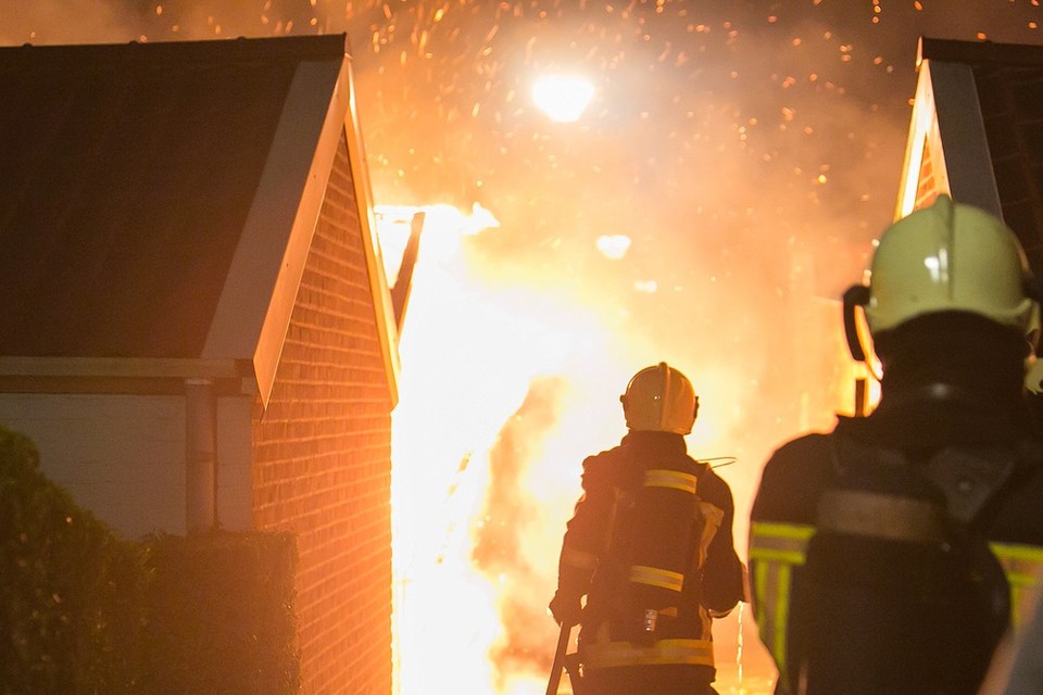 Schuren, schutting en kliko's in brand in Baarn. Foto Caspar Huurdeman