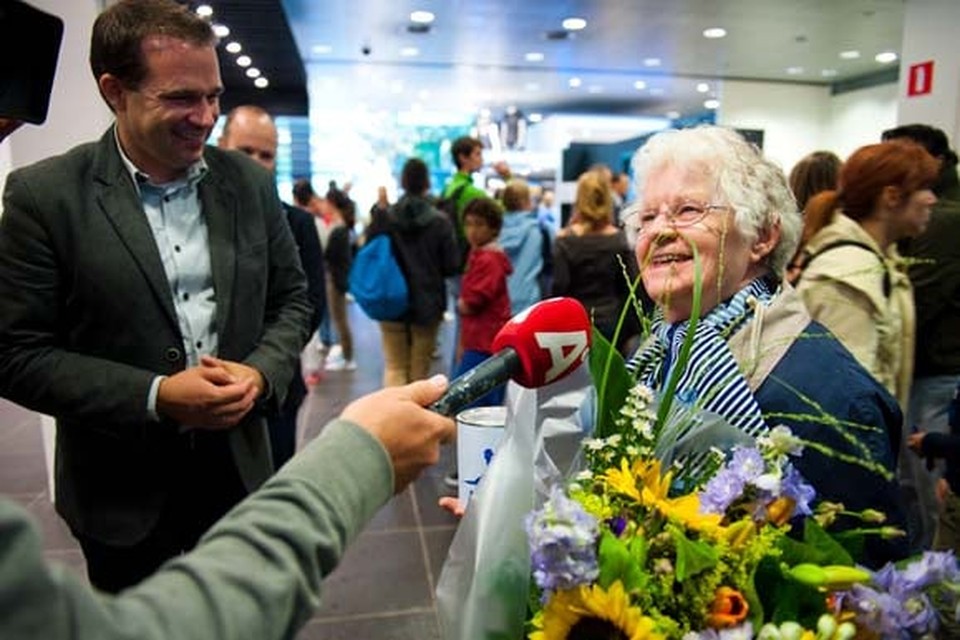 Adriaan Dönszelman overhandigt bloemen aan de miljoenste bezoeker van het Van Gogh Museum in Amsterdam: Mevrouw van Waveren uit Zwaag. Foto Maartje Strijbis