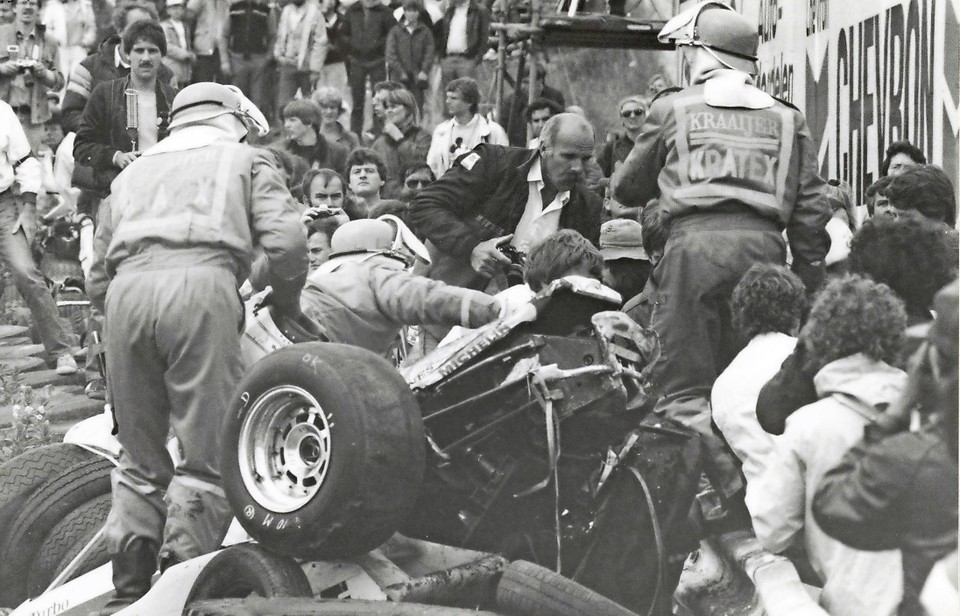De Franse coureur René Arnoux wordt in 1982 op het circuit van Zandvoort uit zijn wrak geholpen door onder anderen  rescue marshall  Frank van Rijswijk.