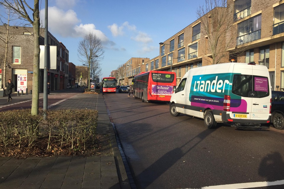 Chaos op de Fanny Blankers-Koenlaan waar op doordeweekse dagen zestien bussen per uur doorheen rijden.