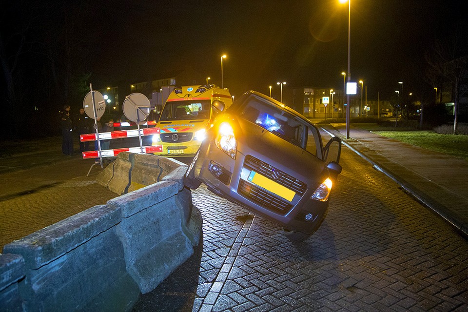 Auto belandt op betonnen wegafzetting in Zandvoort. Foto Michel van Bergen