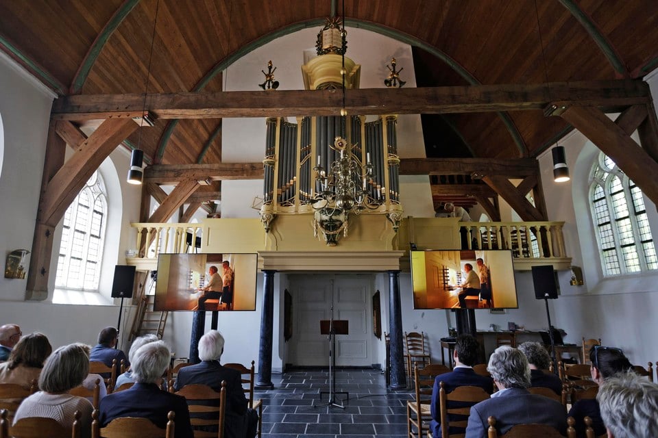 Moderne techniek zorgt bij de ingebruikname van het orgel voor goed zicht op de organist vanuit de kerkzaal.