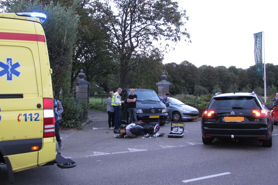 Gewond bij botsing scooter en bestelbus in Lisserbroek. Foto VOLMedia