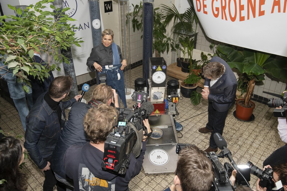 Bert van Son, directeur van MUD Jeans, demonstreert de jeans-shredder.