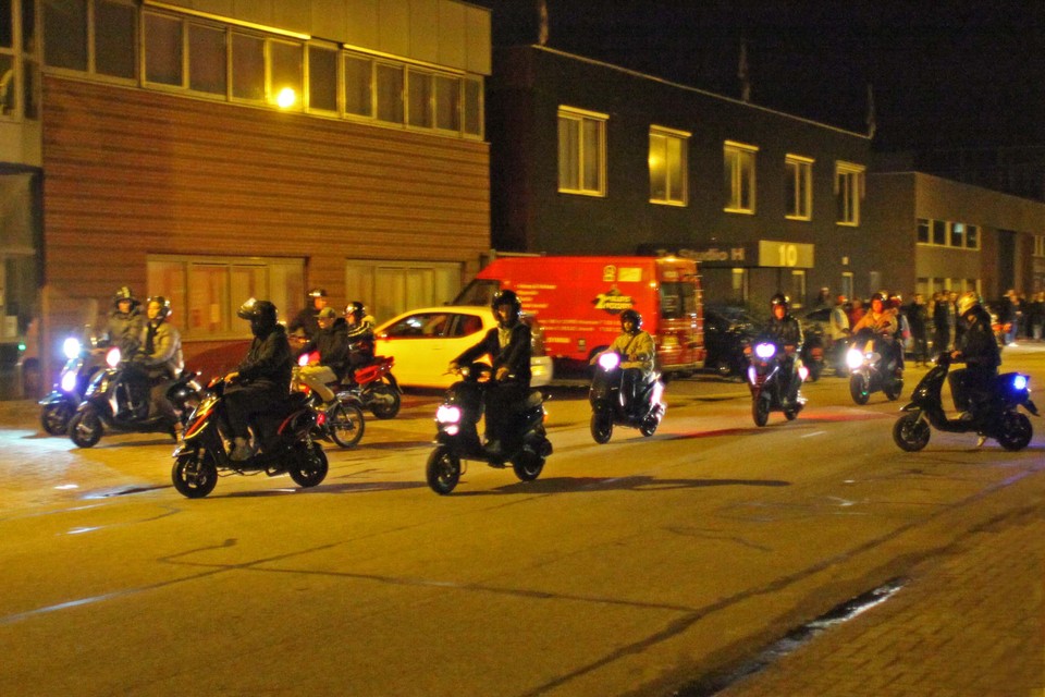 Politie maakt einde aan illegale scooterbijeenkomst in Hilversum. Foto: Fotomix.nl
