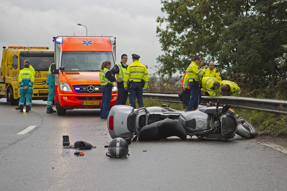 Een motorrijder is dinsdagochtend gewond geraakt bij een val op de A4. Foto Michel van Bergen