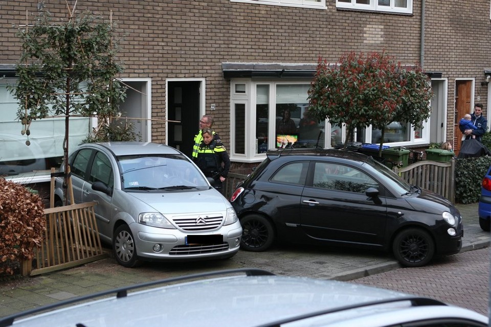 Een auto belandde in een voortuin in Hilversum.